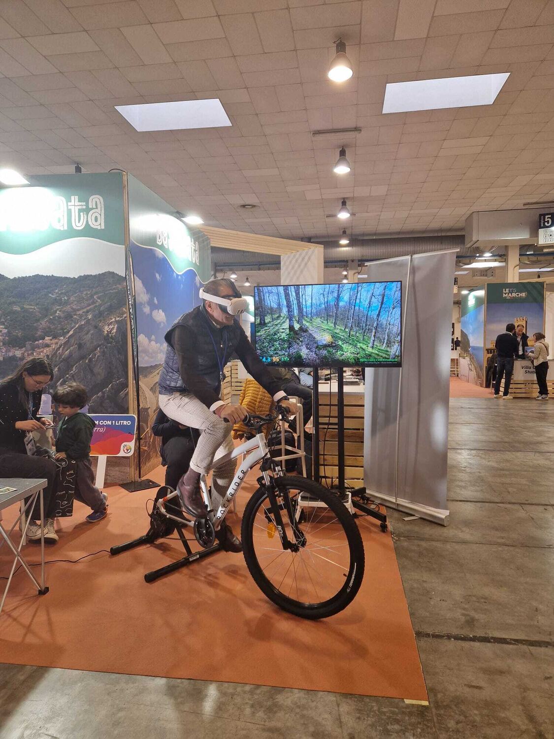 Una persona pedala col visore in fiera