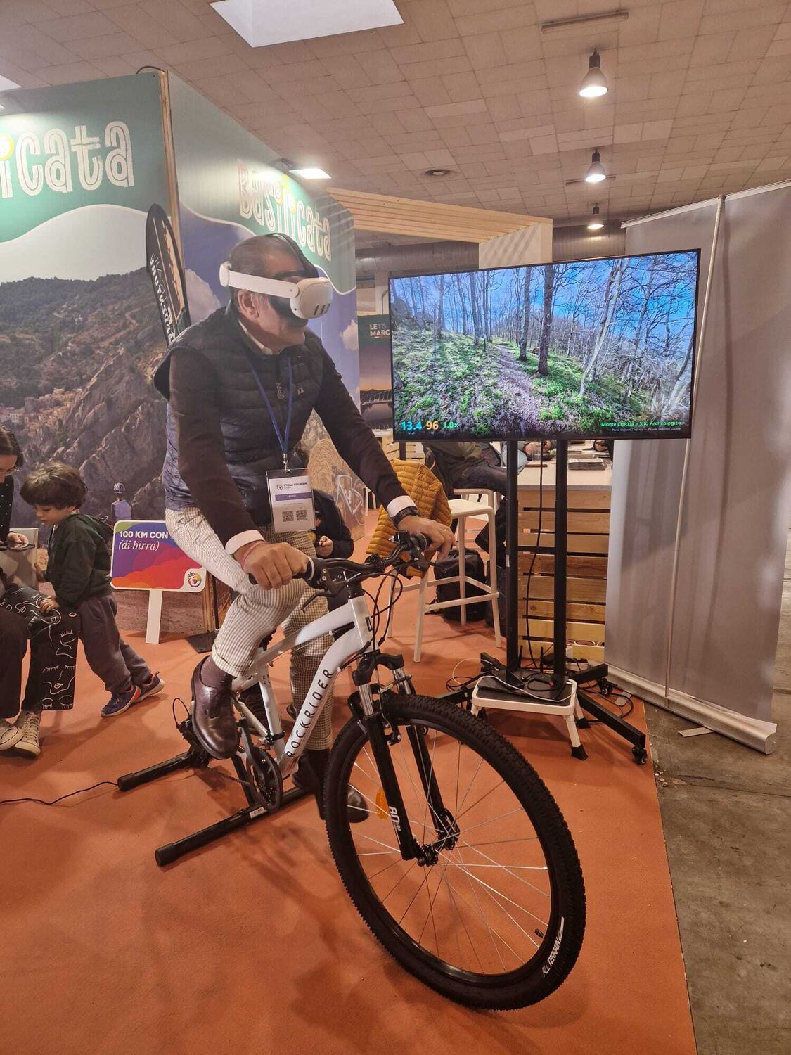 Prova della bici VR allo stand