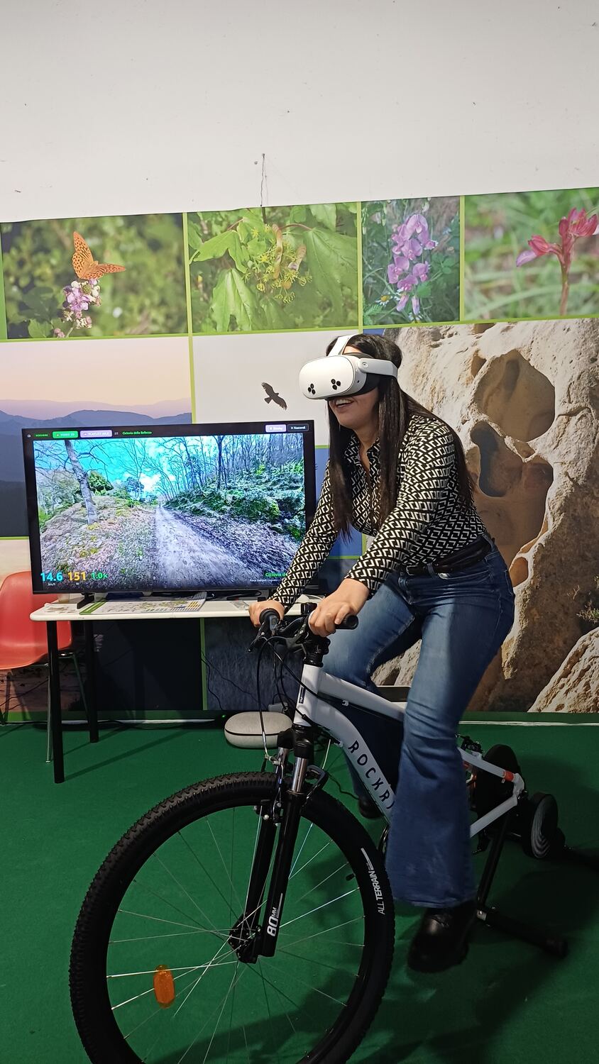 La bici in allestimento davanti al fondale